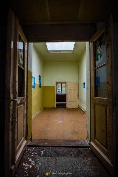 Ein Zimmer mit einer Tür und einem Fenster