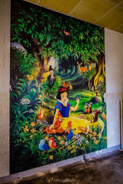 Ein Wandbild aus Schneeweiß und den sieben Zwergen im Dschungel