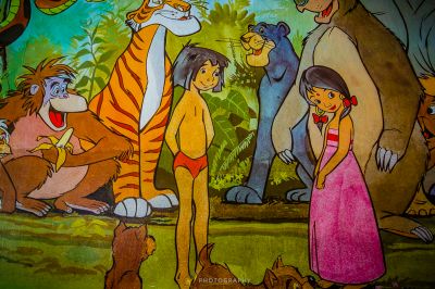 Ein Gemälde einer Gruppe von Tieren in einem Dschungel