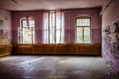 Ein Zimmer mit einem Fenster und einer Bank