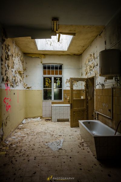 Ein Badezimmer mit Badewanne und Waschbecken