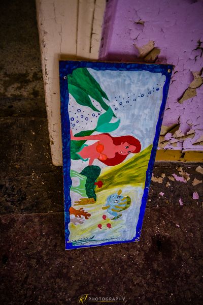 Ein Gemälde einer Meerjungfrau an einer Wand