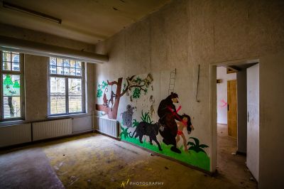 Ein Raum mit einem Wandbild eines Pferdes und eines Mannes