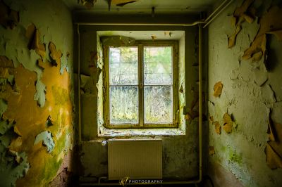 Ein Zimmer mit einem Fenster und einem Rad