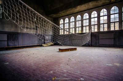 Ein großer Raum mit einem großen Netz darin