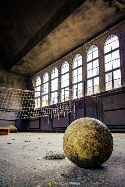 Ein großer Ball sitzt in einem Raum mit einem Netz