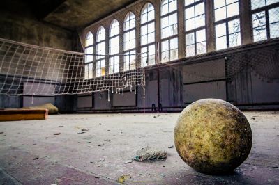 Ein Ball sitzt in einem Raum mit einem Netz