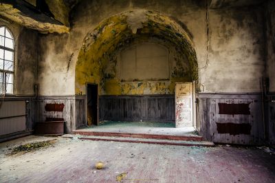 Ein Zimmer mit einer Tür und einem Fenster