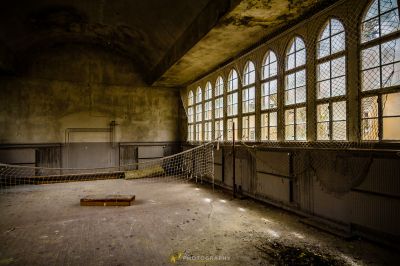 Ein Zimmer mit einem Zaun und einem Fenster