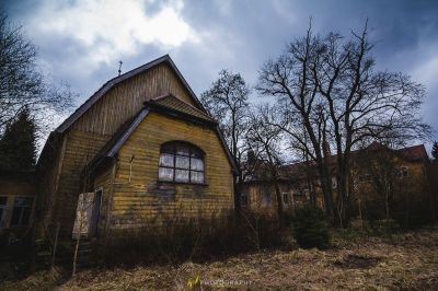 Ein Haus mit einem kaputten Dach und einem kaputten Fenster