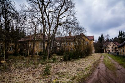 Eine unbefestigte Straße vor einem Haus