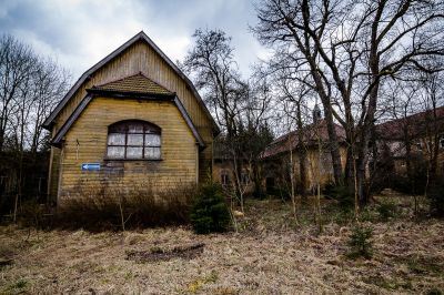 Ein Haus mit einem kaputten Fenster und einem kaputten Dach