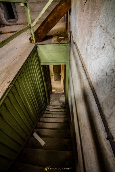 Eine Treppe, die zu einem Raum mit einer Tür führt