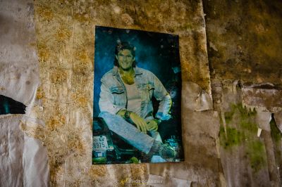 Ein Bild von einem Mann, der auf einem Stuhl sitzt