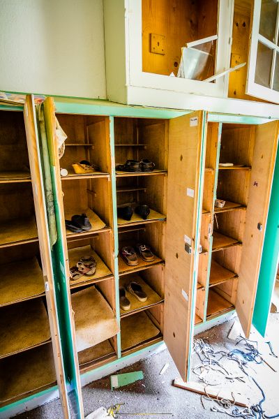 Ein Zimmer mit einem Bündel von cls und einem Schrank