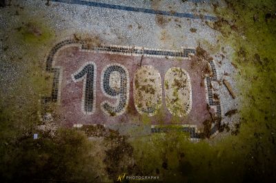 Ein Schild auf der Seite eines Gebäudes