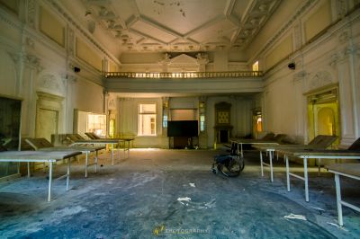 Ein Zimmer mit einem Rollstuhl in ihm