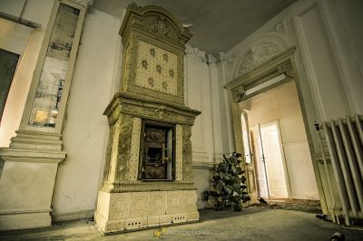 Eine Uhr in einem Raum mit einem Baum in der Ecke