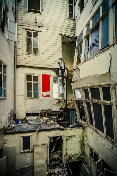 Ein sehr altes Gebäude mit einer roten Tür