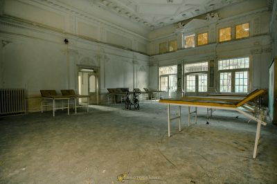 Ein Zimmer mit einem Tisch und Stühlen in ihm