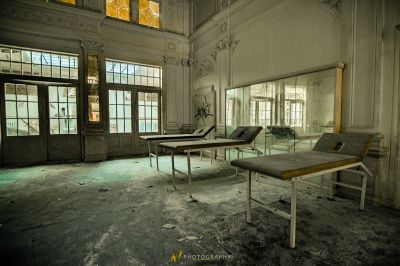 Ein Zimmer mit Stuhl und Spiegel