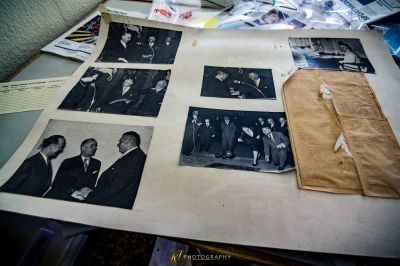 Ein Tisch mit alten Fotos und Papieren darauf