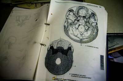 Ein Buch mit Zeichnungen eines menschlichen Kopfes