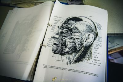 Ein Buch mit einer Zeichnung des Gesichts eines Mannes