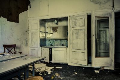 Eine Küche mit Waschbecken und Tür