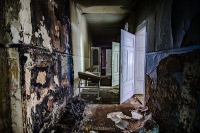 Ein Zimmer mit einer Tür und einem Stuhl