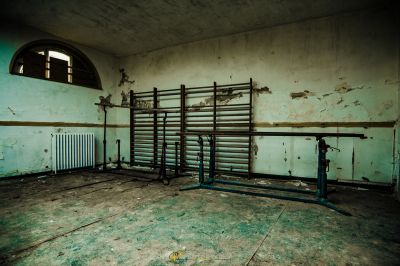 Ein Zimmer mit einem Rad und einem Rad