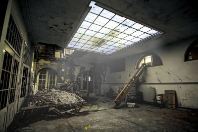 Ein Zimmer mit einer zerbrochenen Decke und einem zerbrochenen Fenster