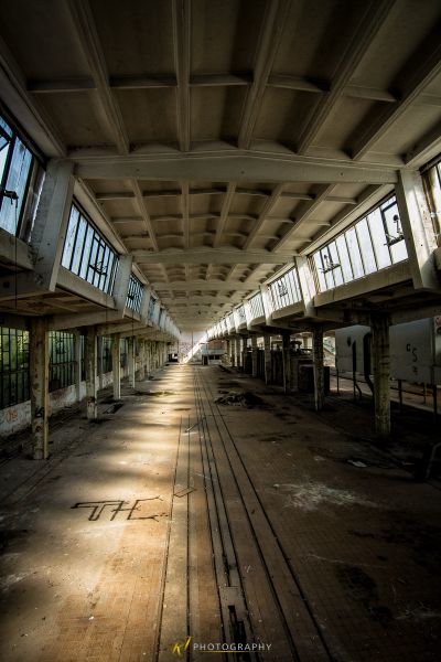 Eine Bahnstrecke in einem herunterfahrenden Gebäude