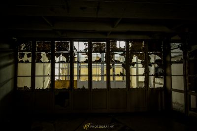 Ein Zimmer mit einem kaputten Fenster und einem kaputten Fenster