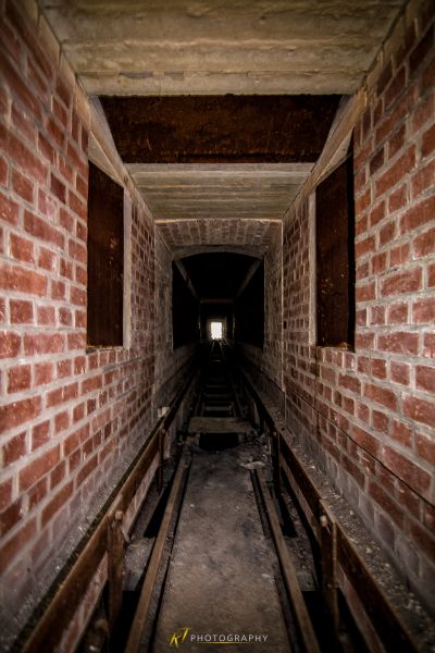 Ein langer Tunnel mit einer langen Holzbank