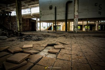 Ein Raum mit vielen Trümmern und Trümmern