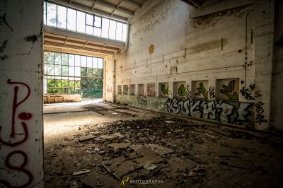 Ein Raum mit Graffiti an den Wänden und einem Fenster