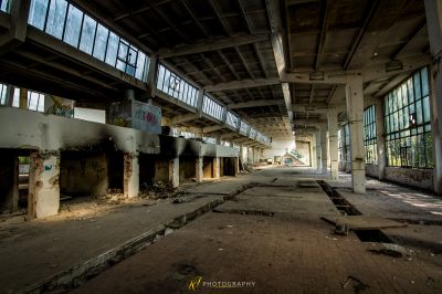 Ein großer Raum mit vielen Fenstern und vielen Trümmern