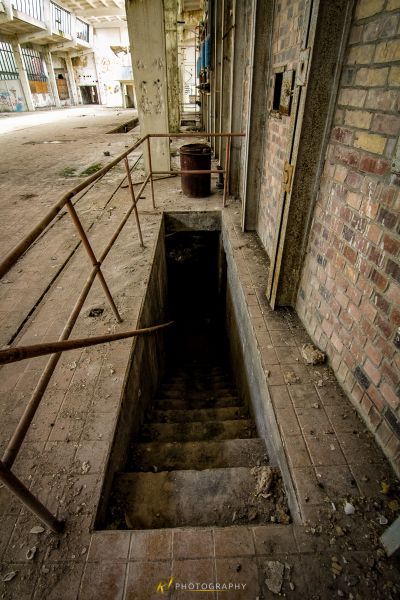 Ein kleines Loch im Boden eines Gebäudes