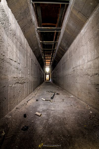 Ein langer Tunnel mit einem Licht am Ende