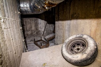 Ein Reifen sitzt in einem schmutzigen Raum