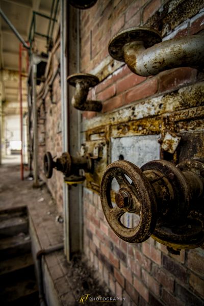 Ein verrostetes Feuer Hydra auf der Ziegelwand