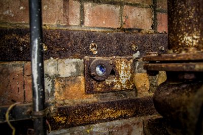 Eine Ziegelwand mit einem Loch darin