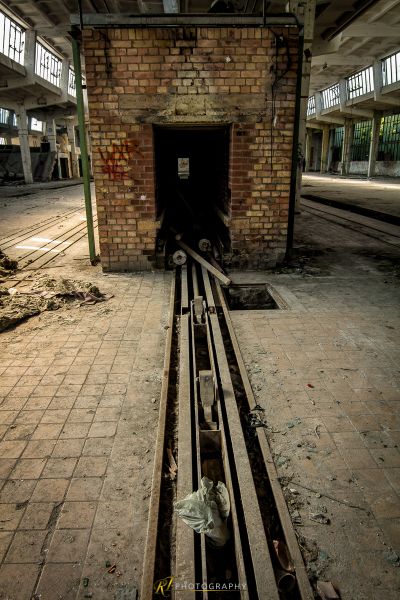 Ein Ziegelkamin in einem Gebäude mit einer kaputten Feuerhydra