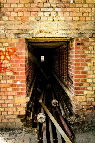 Eine Ziegelwand mit Graffiti darauf