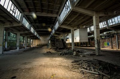 Ein großer Raum mit vielen Trümmern