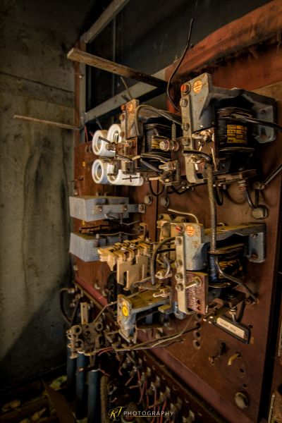 Eine Maschine, die auf einem Tisch sitzt