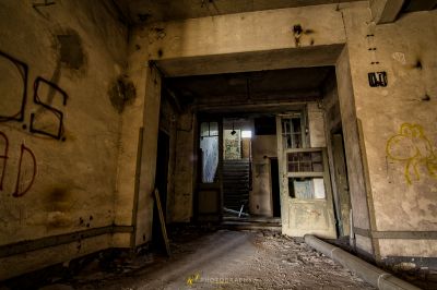 Ein Raum mit Graffiti an den Wänden und einer Tür