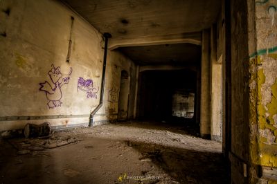 Ein Raum mit Graffiti an den Wänden und einer Tür