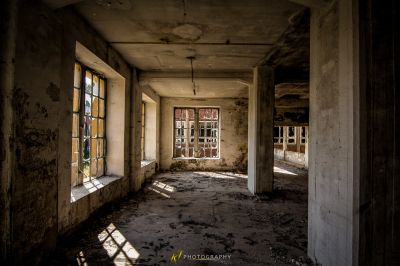 Ein Zimmer mit vielen Fenstern und vielen Trümmern